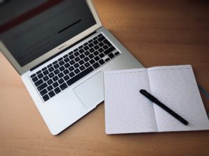 Journalistische Artikel schreiben digital und analog.