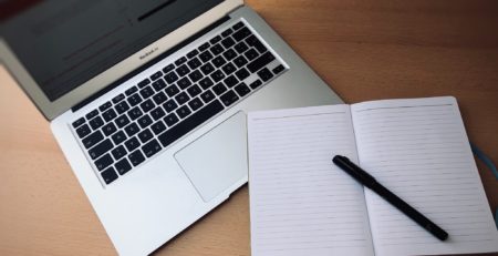 Journalistische Artikel schreiben digital und analog.