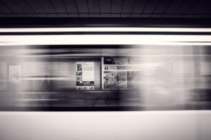 Überschriften an einer U-Bahnstation, Bildrechte: pixabay/Free-Photos