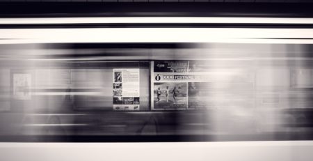 Überschriften an einer U-Bahnstation, Bildrechte: pixabay/Free-Photos