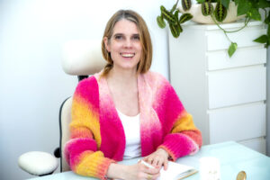 Rohita Nadia Bruckmann am Schreibtisch