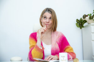 Rohita Nadia Bruckmann mit Stift an dem Mund